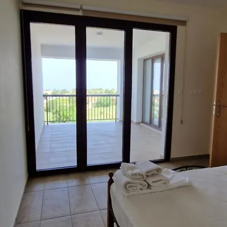 Daniel'S Apartments Paphos Exterior photo