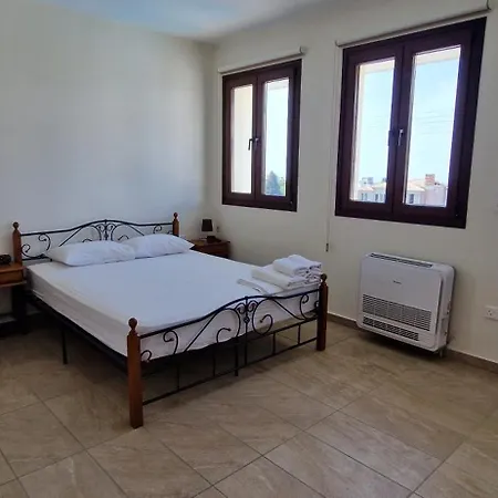 Daniel'S Apartments Paphos Exterior photo